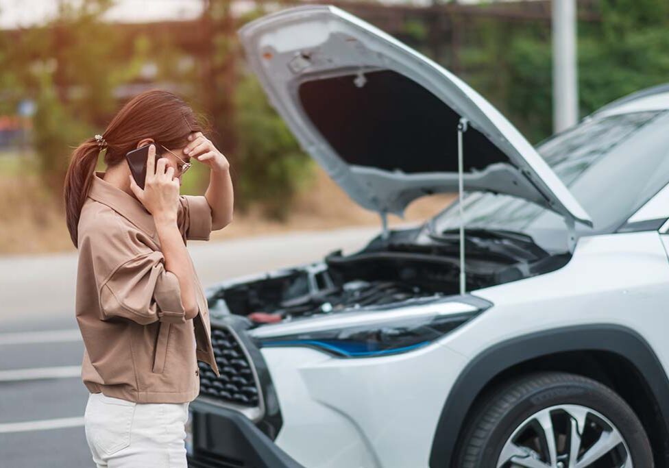 woman-driver-using-mobile-phone-during-problem-car-2022-11-07-22-27-22-utc2